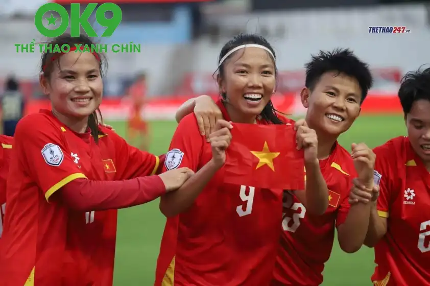 Huỳnh Như xúc động ăn mừng cùng cờ Tổ quốc